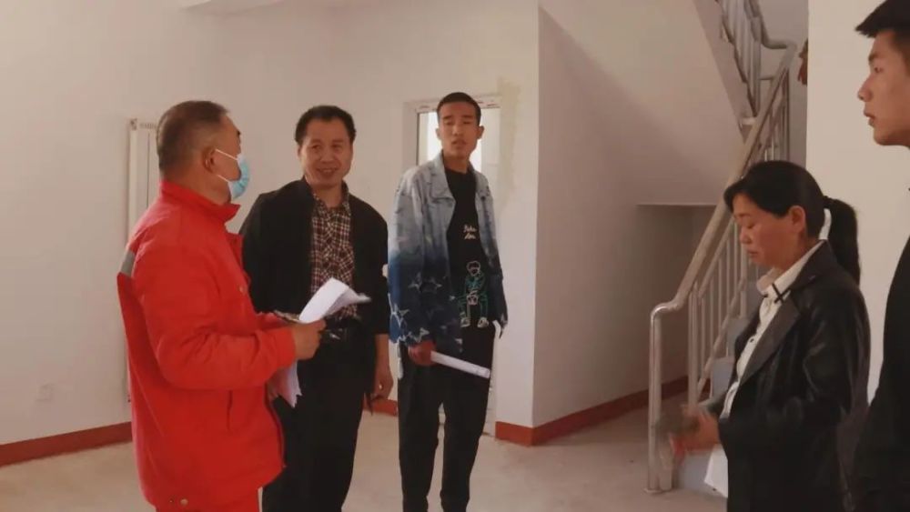 村民有序進(jìn)入現(xiàn)場抽取選房順序號