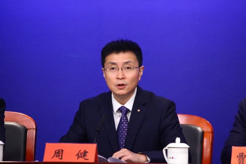 剛剛走出校門的周健加入交通執法隊伍