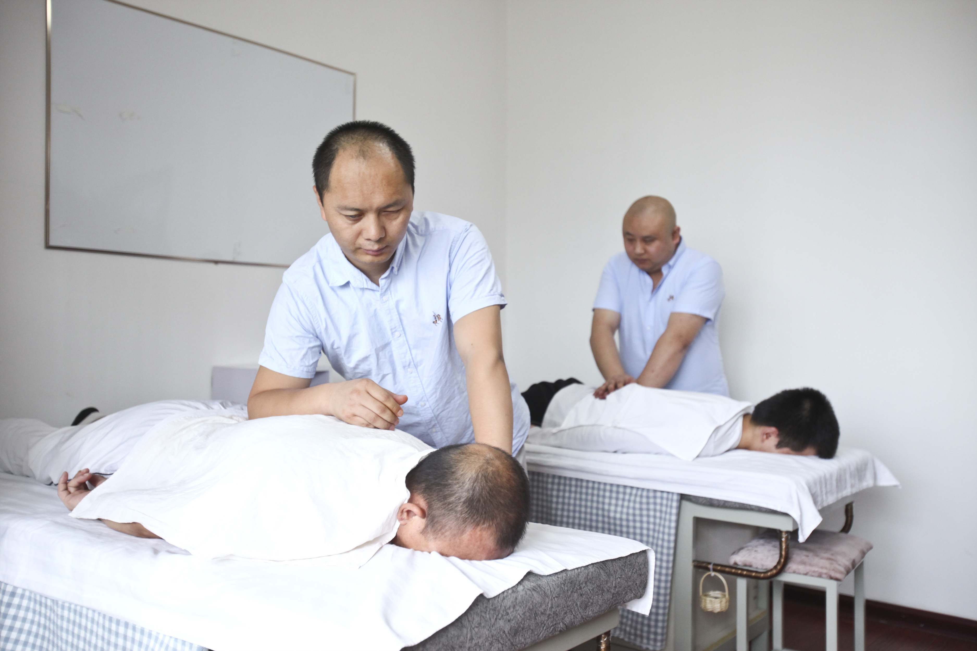 在招錄人員時應先安排下崗殘疾職工