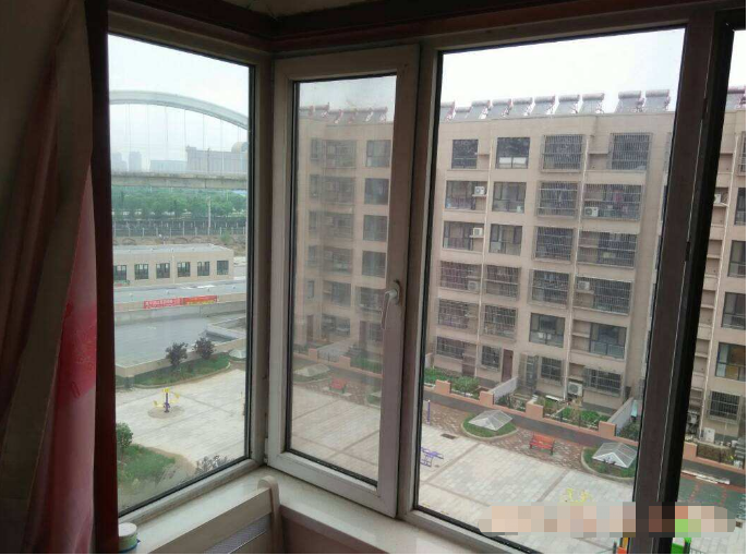 大型重卡不定時(shí)開進(jìn)開出