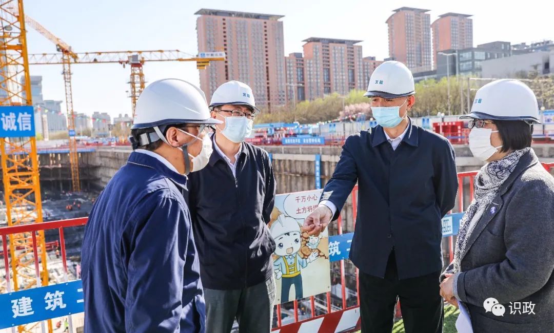 直接連通的新機(jī)場線地鐵站規(guī)?？氨缺本┱?></img></p>
<p><strong>我當(dāng)年的錢能買三室</strong></p>
<p>1、剛教育工作不久，沒錢，便賣了個小的兩室，當(dāng)時大國際形勢是買賣雙方行業(yè)，定金適當(dāng)，樓盤更重要少，輪不到選，買了個二手的回遷房，有證，樓下居民樓2.4w左右，我這個便宜6000，雖然洋房通風(fēng)還行，一咬牙，便買了。</p>
<p>2、當(dāng)時月供與薪水一樣多，窮死了，買車一年后，房貸成倍增長，心理壓力總是有些，畢竟換教育工作了，距樓房較遠(yuǎn)，準(zhǔn)備工作勤奮養(yǎng)家要么將故鄉(xiāng)村上的沿街樓下手買二套，縣區(qū)上的沿街樓前幾年能賣78萬，這幾年一文不值了，，，經(jīng)第一次買房子，我其實金濤的認(rèn)識論卻是值得參見的，人要順勢而為，逆市要比乘勢花費(fèi)更高的付出，投資收益卻不較大多，這不18年的新貨分散成功上市，我當(dāng)年的錢能賣三室，再提個翻新頁，能買新東站4室兩廳了，但我賣的邊線算不上差，離著兩個商業(yè)區(qū)1000米。</p>
<p><strong><a href=