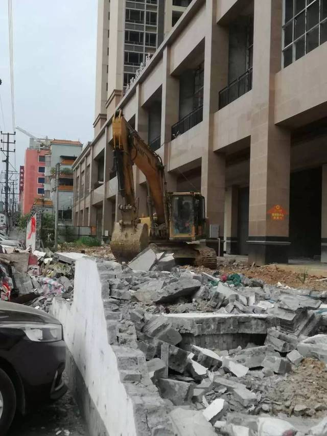 他東拼西湊買下居住的小產權房時