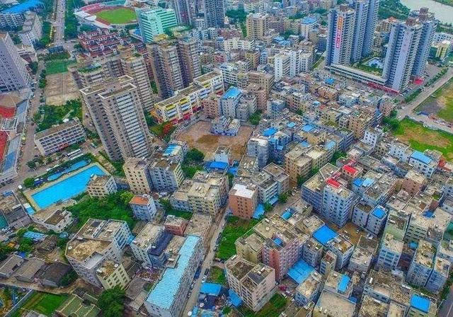 根據官方最初公示的?？谄虏?></img></p>
<p><strong>夏北寶華村回遷樣板房開放</strong></p>
<p>1、夏北寶華村回遷洋房對外開放。展館核心分成三個部份，首要展現了密切合作商業地產的研發整體實力、經濟發展點點滴滴，和寶華村的三舊擴建發展規劃與愿景。</p>
<p>2、據組織工作技術人員透露，回遷房分成兩期，下周由村干部分組同意，而宜家家居與招商引資長實之間的地皮會主要用于商業地產。</p>
<p>3、此次招商寶華共展覽70㎡兩房、95㎡三房、120與160㎡三房這四個大戶型的樣板間，全是豎廳結構設計，但全數小戶型帶雙陽臺。</p>
<p>4、當日洋房展現的洋房、家裝花飾、金屬材料裝置、室內陳列等非回遷交付標準，最后回遷交付給小戶型和國家標準以政府部門發展規劃批覆及簽定的有關備忘錄為依據，后續就即使按照居民意見反饋提案作出修正。</p>
<p>5、寶華村占地面積約309畝，計容占地約61.81萬㎡，坐落于桂城千燈湖首要商業區，一旁便是萬達廣場、新凱廣場、宜家家居等大型商業體。</p>
<p><strong>大家一定要明白回遷房是給誰的回遷房</strong></p>
<p>1、大家一定要曉得回遷房是給誰的回遷房，通常都是替一些受災戶的，像這樣的老房子急于領到房產證是較為困難的，而且大家假如是想買了老房子之后做一個擔保去展開海外投資，即使都較為麻煩，即使房產證拿起來會相當困難，但是耗費的天數還能更多，通常大家買回遷房可能將要等個三五年便可以獲得自己的老房子。</p>
<p>2、對很多人而言，沒戶口掏錢是沒幸福感的，只是獲得產權證的時侯住上去才更有歸屬感。</p>
<p>3、大家就要注意的一個缺陷便是之后大家買的這個樓房，假如其實住的不興奮，試著把老房子出售進來，確實也是相當麻煩的，即使這種老房子獲得產權證的等待時間很晚，所以試著資金回籠上去天數真的也是相當長的。</p>
<p>4、除了一大部分人是不寧愿又買回遷房的，即便大家也真的回遷房住過來沒有如此舒服，不光如此，大家就要考量一個難題，回遷房的市中心區不太好，而且它們的回落內部空間是較為小的，而且大家急于買回回遷房，就可以做為自己住但沒法用作展開股權投資。</p>
<p><img src=