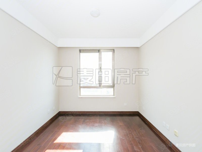 沈陽(yáng)鐵西區(qū)有一套金地名京洋房?jī)删?></img></p>
<p><strong>睡覺(jué)的北京和上班的北京</strong></p>
<p>1、至于房山和豐臺(tái)的“北京”，跟舊城區(qū)二環(huán)路以內(nèi)熱熱鬧鬧的北京相比之下，即使便已宛如兩個(gè)大城市了。</p>
<p>2、北京可能將要分為兩種地方。睡的北京及加班的北京。</p>
<p>3、與“家住回龍觀，下班中關(guān)村”同理的，尚有“家住門(mén)頭溝，加班中關(guān)村”、“家住沙河鎮(zhèn)，加班中關(guān)村”。</p>
<p>4、新舊城在各種優(yōu)勢(shì)資源上的差異性導(dǎo)致了現(xiàn)在青年人的都市生活困局，其劇情必須是現(xiàn)代人在每天上下班這時(shí)候的疲于奔命，順便夢(mèng)境著北京這座超一線衛(wèi)星城何時(shí)可以容許他們已經(jīng)結(jié)束三線衛(wèi)星城的勞作。</p>
<p>5、便連北京一位住建部高級(jí)官員也曾說(shuō)過(guò)“學(xué)術(shù)研究推斷，這類珠江是失利的”。</p>
<p>6、他們回到家，可能會(huì)回憶起《空間的詩(shī)學(xué)》里面巴什拉溫馨竟詩(shī)意的話語(yǔ)。</p>
<p>7、“所有的避難所，所有的藏身之處，所有的房間，都有共同的時(shí)空商業(yè)價(jià)值”，“迎春護(hù)佑著心愿，家廟維護(hù)著快樂(lè)家，玉蘭讓我們需要在寧?kù)o中作夢(mèng)。</p>
<p><strong>楊家堡的村民可以低價(jià)購(gòu)買(mǎi)</strong></p>
<p>1、村集體金融資產(chǎn)評(píng)估結(jié)果，總資產(chǎn)除了1.4億。這些股權(quán)剩余定量，籌組企業(yè)化互助社，以后居民可享有股息。</p>
<p>2、大望京村的騰退不論是從經(jīng)濟(jì)發(fā)展賠償金，鄉(xiāng)親們征用，未來(lái)日常生活維護(hù)等各個(gè)層面都做得較為完善，獲得了良好的美譽(yù)度。</p>
<p>3、而這能不能正式成為一些地方聯(lián)邦政府投身世界經(jīng)濟(jì)規(guī)劃和城市建設(shè)的一個(gè)領(lǐng)跑者，也是他們熱議的一個(gè)熱點(diǎn)話題。</p>
<p>4、創(chuàng)立和諧道德，百姓的美譽(yù)度所以是首要任務(wù)。</p>
<p>5、在和李凱的寒暄中，本報(bào)記者獲知，于麗給他這套房子的建議是樓盤(pán)收盤(pán)時(shí)再繳納她15萬(wàn)元。</p>
<p>6、雖然歸屬于回遷房，楊家堡的鄉(xiāng)親們可廉價(jià)買(mǎi)回。</p>
<p>7、李凱粗略的夠了一下，一平米大約5500元左右，相較在自然地理右側(cè)與周邊的房?jī)r(jià)上漲，這個(gè)商品價(jià)格還算恰當(dāng)。</p>
<p>8、這種情形在楊家堡相當(dāng)普遍。呢是為什么村民們掛著便宜的新房子不買(mǎi)而要轉(zhuǎn)售呢。</p>
<p><img src=