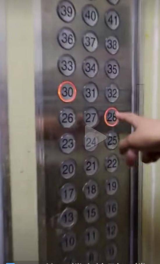 來(lái)到鄧女士抽到的回遷房門口